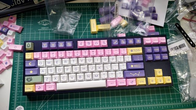 Assembling a custom mechanical keyboard aka keyboard modification